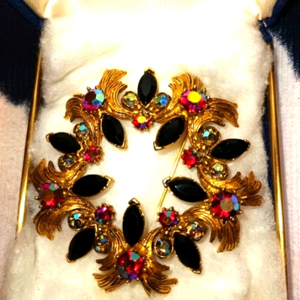 Vintage Elegant Gold and Black Brooch